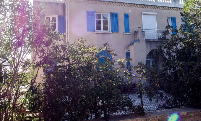 Les Lecques Apartment | Cosy apartment for 2 people with WIFI, A/C, TV and parking