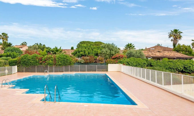 La Rouviere Apartment | Cosy apartment for 4 guests with WIFI, pool, TV, terrace and pets allowed