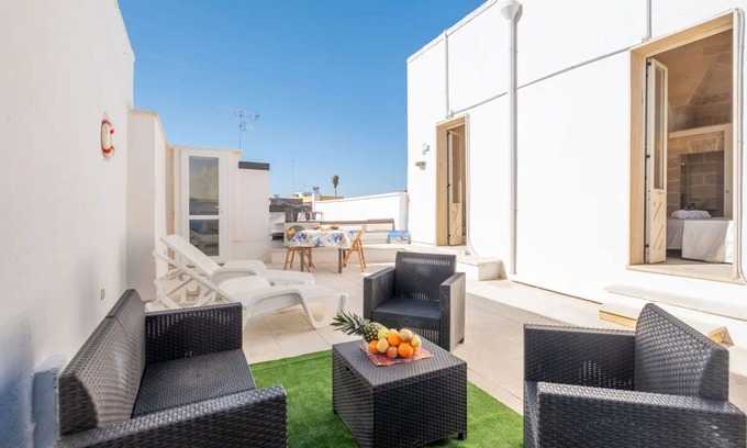 Salice Salentino Apartment | Cosy apartment for 4 guests with hot tub, A/C, WIFI, TV and patio, close to Lecce
