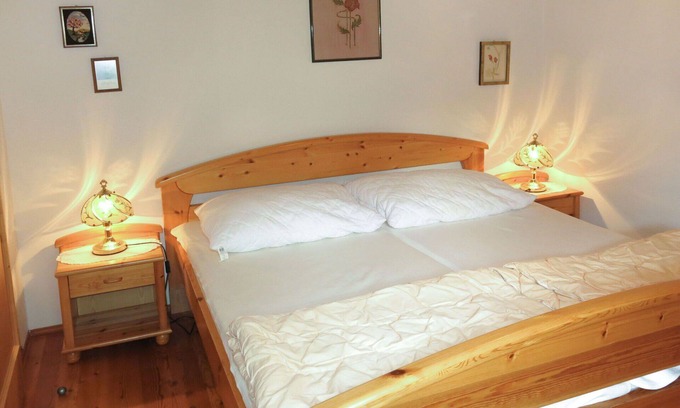 Treffen Villa | Cosy apartment in villa for 4 guests with WIFI, TV, terrace and pets allowed