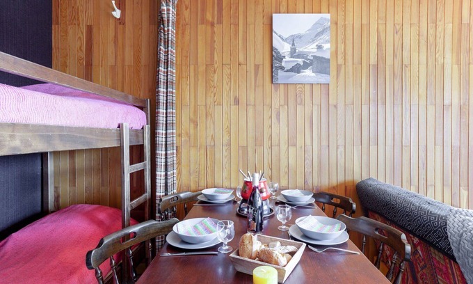 La Toussuire Apartment | Cosy apartment for 4 guests with WIFI, TV and balcony