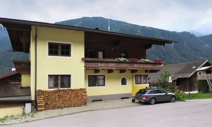 Burgstall Apartment | Cosy apartment for 10 people with WIFI, TV and balcony