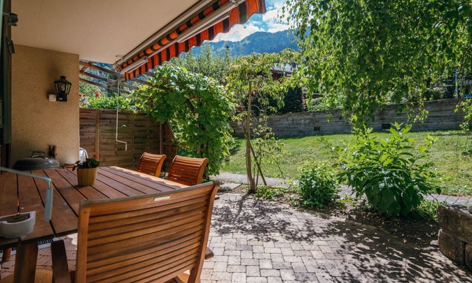 Leissigen Apartment | Cosy apartment for 2 guests with WIFI, TV, patio, panoramic view and parking