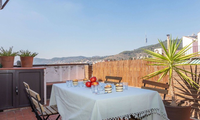 Gracia Apartment | Cosy apartment for 2 guests with WIFI, TV, terrace, panoramic view and parking
