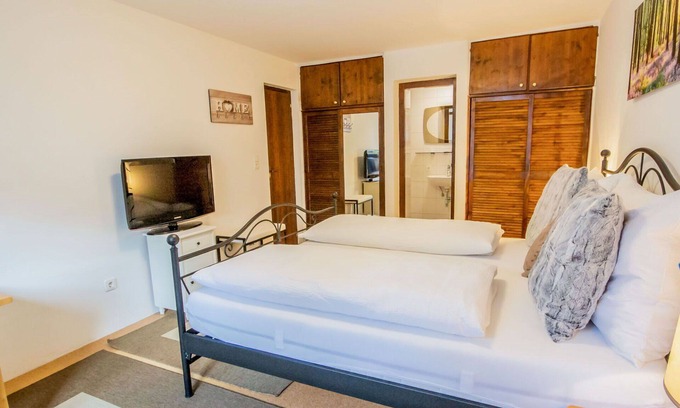Axams Apartment | Cosy apartment for 2 guests with WIFI, TV, pets allowed and parking