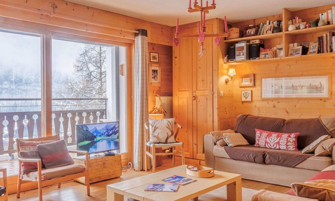 Champery Apartment | Cosy apartment for 4 people with WIFI, TV, balcony and panoramic view