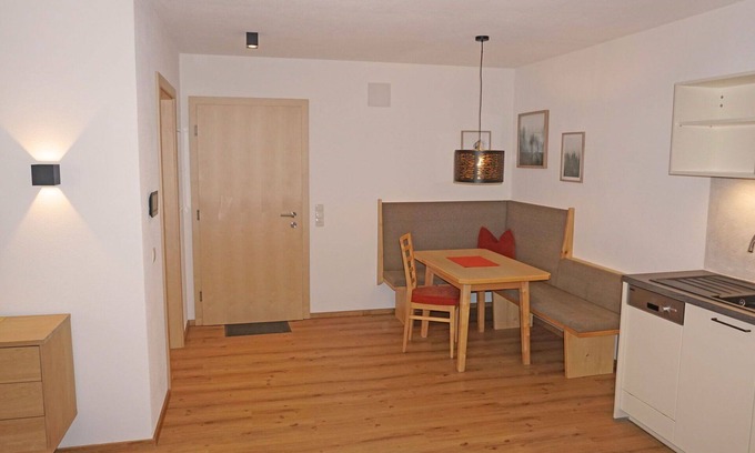 Schnann Apartment | Cosy apartment for 4 guests with WIFI and TV