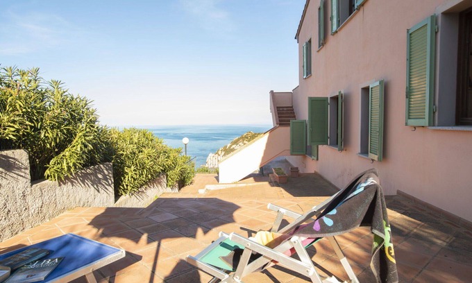 Patresi Apartment | Cosy apartment for 4 guests with WIFI, A/C, TV, terrace and parking