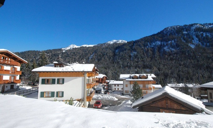 Madonna di Campiglio Apartment | Cosy apartment for 5 guests with WIFI, TV, balcony, pets allowed and parking
