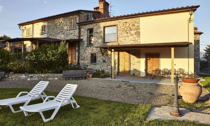 Capolona Apartment | Cosy apartment for 5 people with pool, WIFI, TV, pets allowed and panoramic view, close to Arezzo