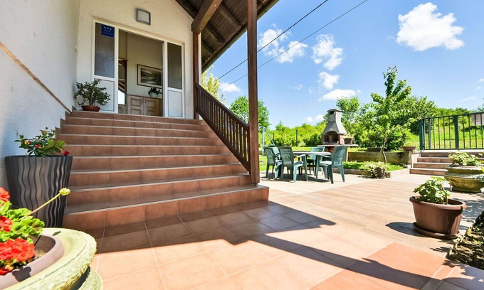 Slunj Apartment | Cosy apartment for 6 guests with WIFI, A/C, TV, terrace and parking
