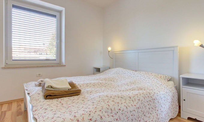 Truske Apartment | Cosy apartment for 6 guests with pool, A/C, WIFI, balcony, pets allowed, panoramic view and park.