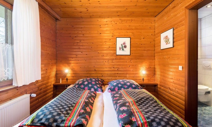 Schoenecken Apartment | Cosy apartment for 6 people with WIFI, TV, patio, pets allowed and parking