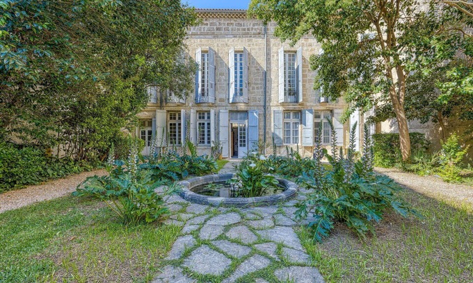 Beziers City Centre Apartment | Cosy apartment for 6 people with WIFI, TV, patio and pets allowed