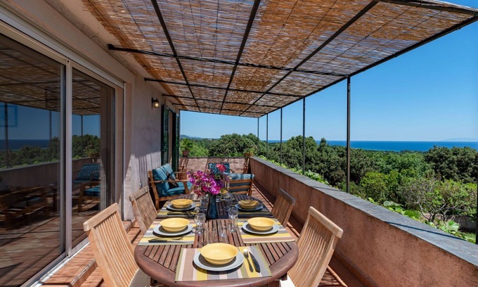 Cervione Apartment | Cosy apartment for 6 people with A/C, WIFI, TV, terrace, pets allowed, panoramic view and parking