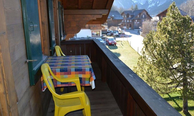 Lauenen Apartment | Cosy apartment for 7 people with WIFI, TV, balcony and pets allowed