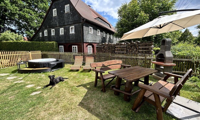 Grossschoenau Apartment | Cosy apartment for 7 people with hot tub, WIFI, TV, patio and pets allowed