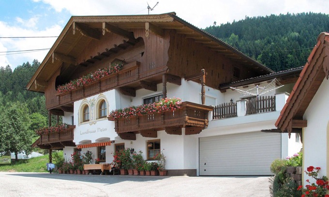 Rohrberg Apartment | Cosy apartment for 4 people with pool, WIFI, TV, balcony and parking