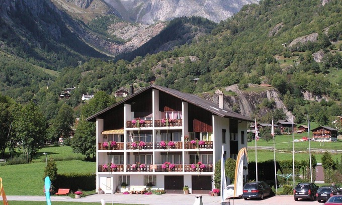 Reckingen Apartment | Cosy apartment for 4 people with WIFI, TV, balcony and pets allowed