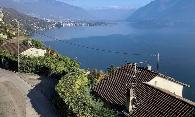 Porto Ronco Apartment | Cosy apartment for 4 guests with WIFI, TV, terrace, pets allowed, panoramic view and parking