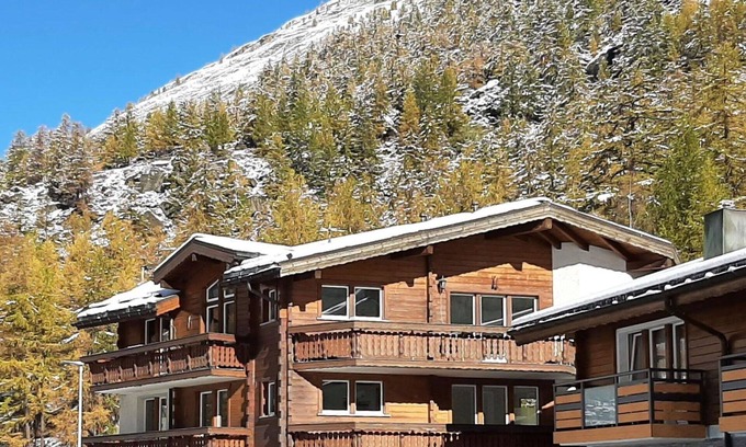 Saas Almagell Apartment | Cosy apartment for 6 people with WIFI, TV and balcony