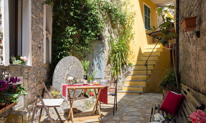 Pietrabruna Apartment | Cosy apartment for 4 people with WIFI, A/C, TV, terrace and pets allowed