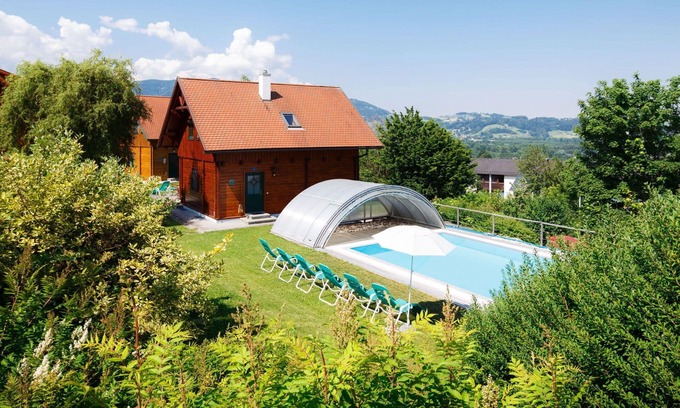 Schlierbach House | Cosy apartment in villa for 4 guests with WIFI, pool, TV, terrace, pets allowed and parking