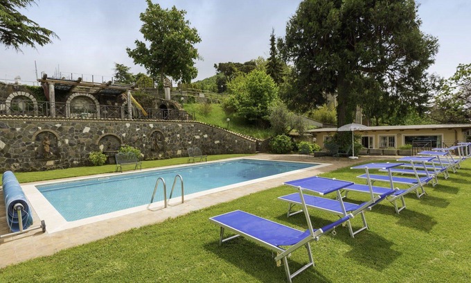 Rocca di Papa Villa | Cosy apartment in villa for 13 people with WIFI, A/C, private pool, TV, patio and parking