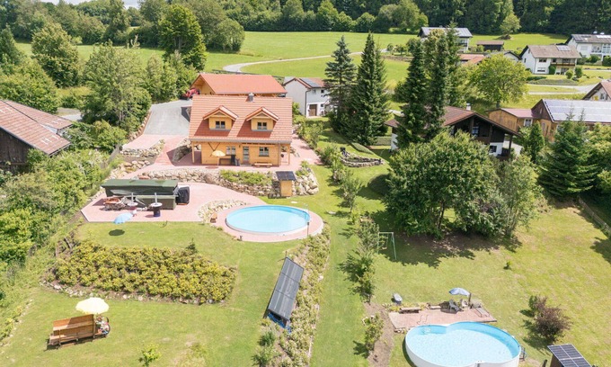 Oberkreuzberg House | Cosy apartment in villa for 6 people with pool, WIFI, hot tub, TV and patio