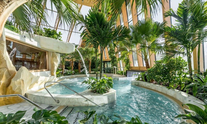 Hattigny House | Cosy apartment in villa for 10 people with WIFI, hot tub, pool, TV and terrace