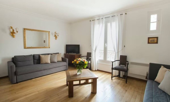 Quartier de l'Ecole-Militaire Apartment | Cosy Apartment Very Close to Eiffel Tower