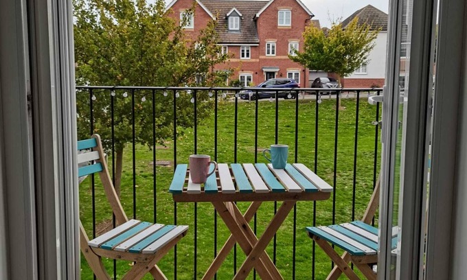 Herne Bay Apartment | Cosy Apartment with Balcony