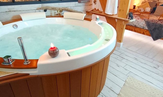 Quartier du chateau Apartment | Cosy apartment with whirlpool bath in bedroom and catamaran net