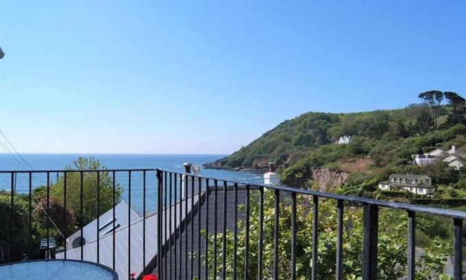 Talland House | Cosy Beachfront Retreat with Stunning Sea Views & Free Access to a Local Indoor Pool
