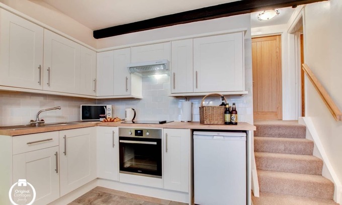 Sandsend Apartment | Cosy Beachside Apartment, Spectacular Views in Picturesque Village.