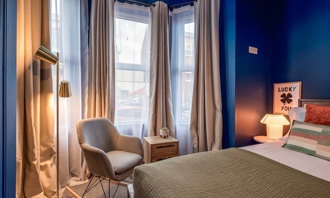 Queens Quarter House | Cosy Budget Double Room with Compact En-suite