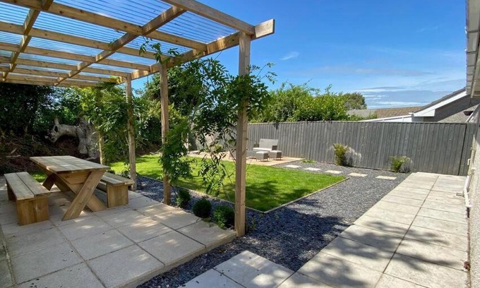 Hundleton House | Cosy bungalow in countryside village near coast