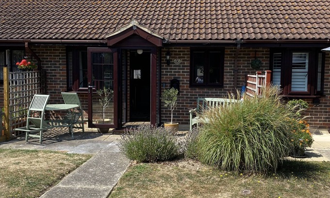 Middleton-on-Sea House | Cosy Bungalow On Private Estate