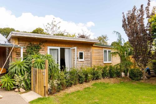 Birdham House | Cosy Cabin Retreat Close to Beaches