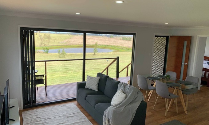 Moffatdale Cabin | Cosy cabin with private dam view - South Burnett