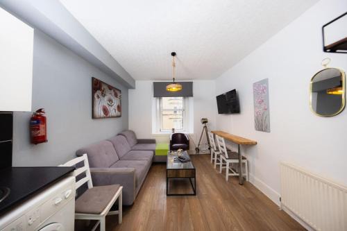 Tollcross Apartment | Cosy Central Apartment by the Meadows 6