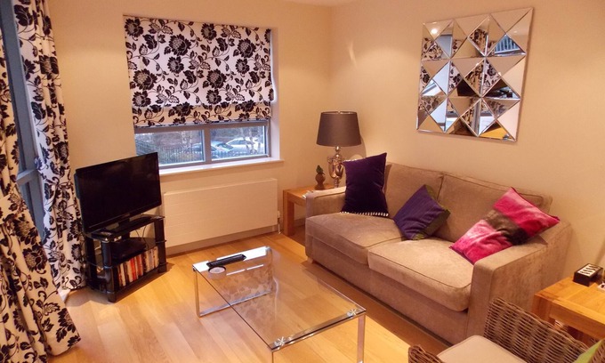 Bonnington Apartment | Cosy City centre apartment with free WiFi.