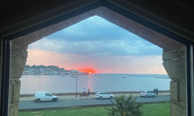 East Cowes House | Cosy Coastguard Cottage right next to the sea