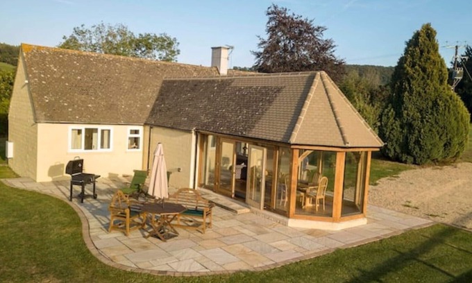 Gloucester House | Cosy Cotswolds Bungalow Garden Room and Patio