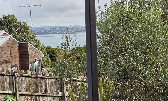 Beach Haven Cottage | Cosy Cottage, 5 min to Island Bay Beach & Wharf