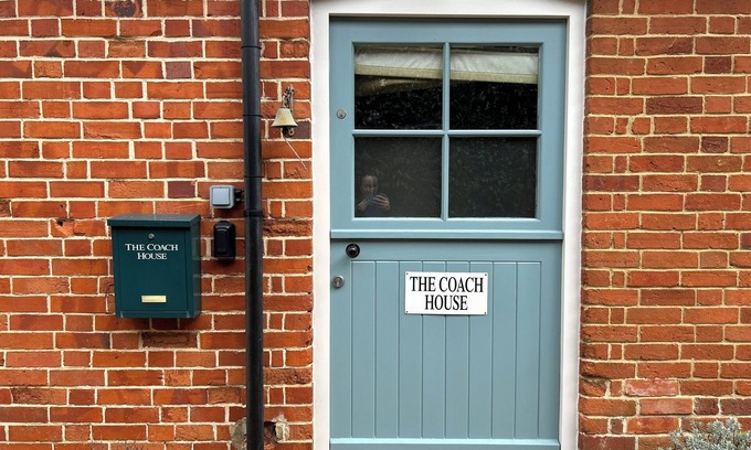 Odiham Cottage | Cosy cottage in rural village just outside London