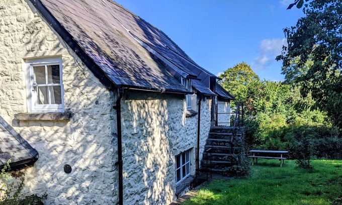Clytha Cabin | Cosy cottage on a farm, close to the Brecon Beacons and Abergavenny