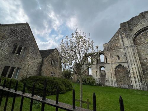 Malmesbury Apartment | Cosy Cottage Overlooking Malmesbury Abbey