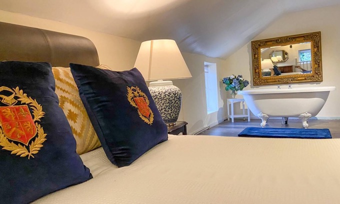 East Morton House | Cosy Cottage with hot tub and Sauna