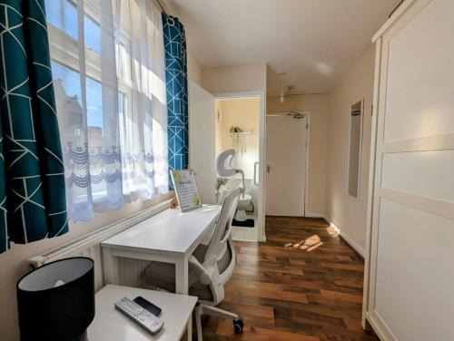 London Borough of Hounslow Apartment | Cosy Double Room with private WC near Heathrow Airport
